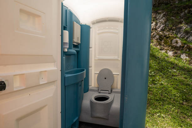 Porta potty delivery and setup in Maple Bluff, WI
